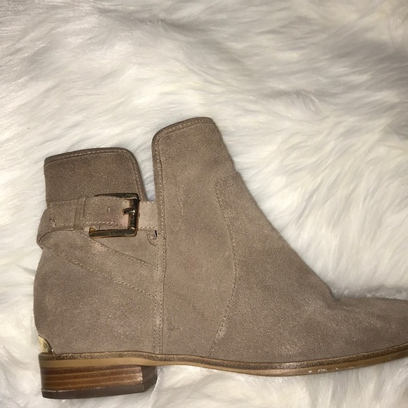 Ready for compliments w/ these MICHAEL KORS BOOTS - Picture 2 of 6
